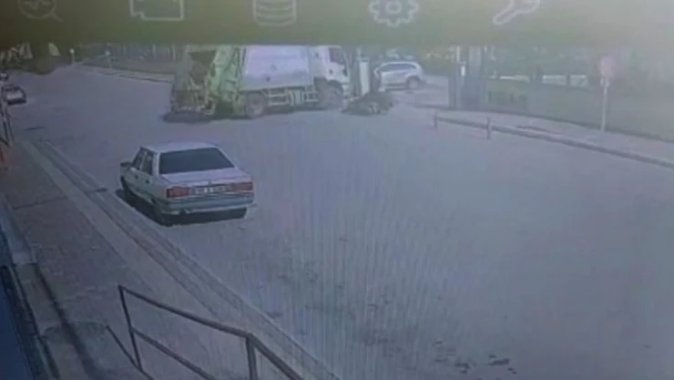 Çöp kamyonunun altında kalan motosikletli kurye hayatını kaybetti