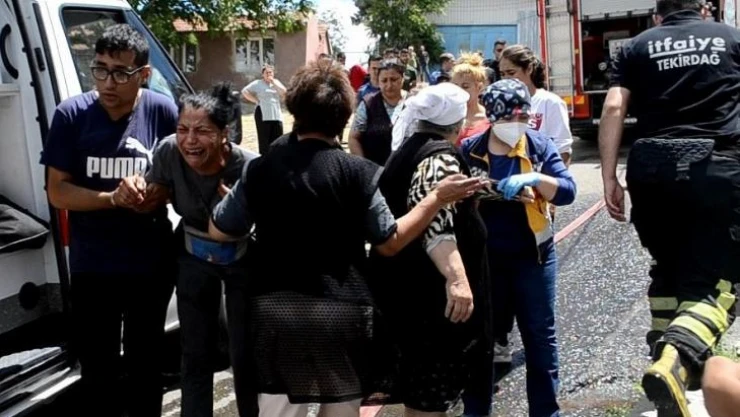 Çorlu'da acı olay: Yanan evlerine hüngür hüngür ağladılar