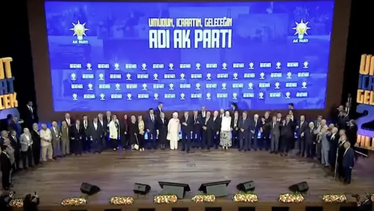 Cumhurbaşkanı Erdoğan rozetlerini taktı: Kuruluşunun 23. yılında AK Parti'ye katılan isimler