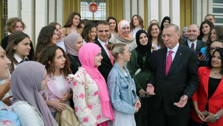 Cumhurbaşkanı Erdoğan, Sırbistan Novi Pazar Türk Kültür Merkezi öğrencilerini kabul etti