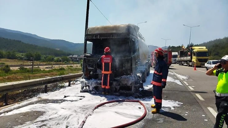 D-650'de tır alev aldı, sürücü son anda kurtuldu