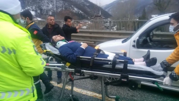 D-650'de tır otomobile çarptı: 1'i çocuk 2 yaralı