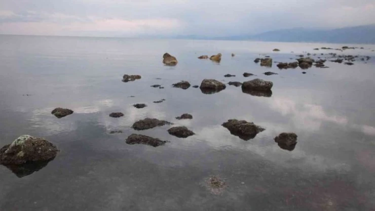 Deniz çekilince 2 bin 500 yıllık antik liman ortaya çıktı