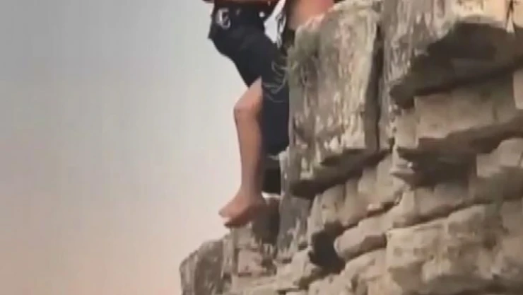 Denize atlamak için çıktığı kayadan atlayamayınca mahsur kaldı