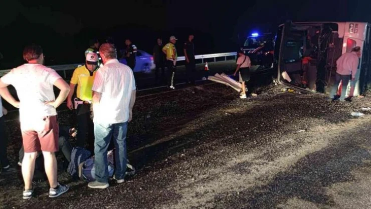 Denizli'de yolcu otobüsü refüje devrildi: 2'si ağır 28 yaralı