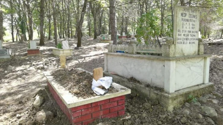 Dere yatağında cesedi bulunan genç, ağabeyinin yanına defnedildi