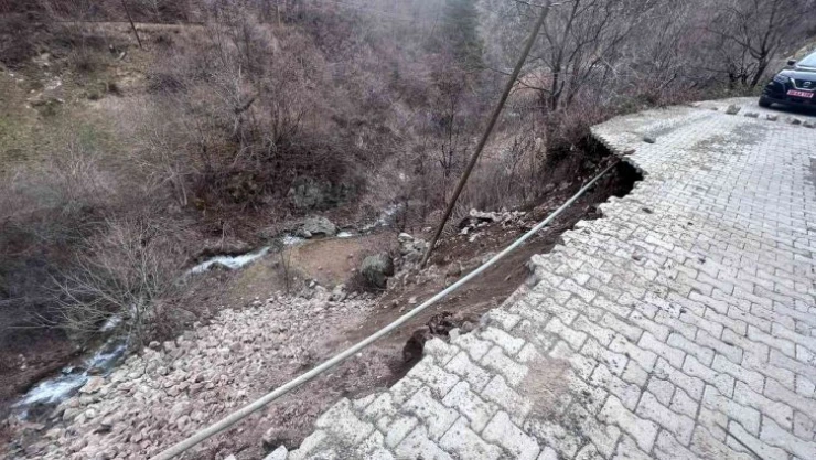 Dereiçi köyünün yangından sonra bu kez de toprak kayması ile başı dertte