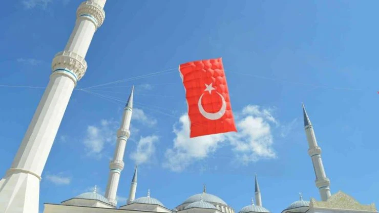 Dev Türk bayrağı uçurtması Çamlıca Camii'nde havalandı