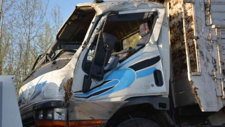 Devrilen kamyonda yaralanan sürücü hayatını kaybetti