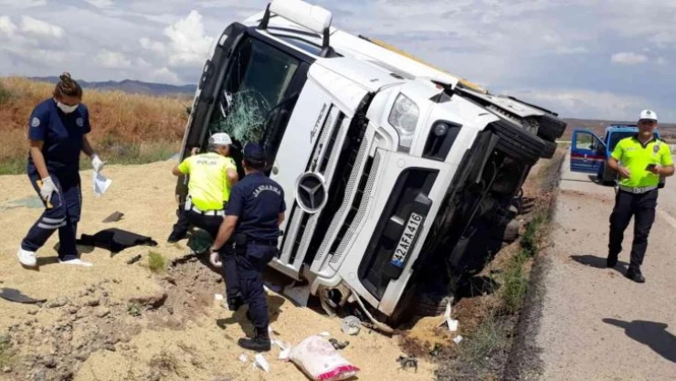 Devrilen tırın kupasında sıkışan sürücü can verdi