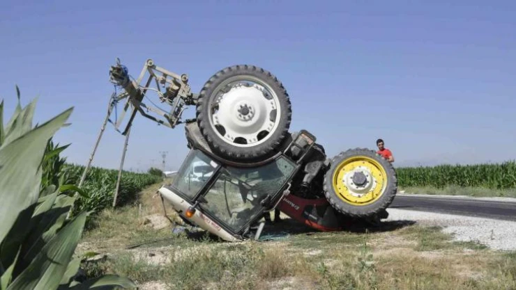 Devrilen traktörün altında ezilmekten kabin sayesinde kurtuldu