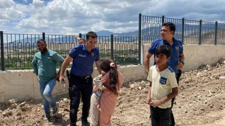Dik yamaçta mahsur kalan çocukları polisler kurtardı