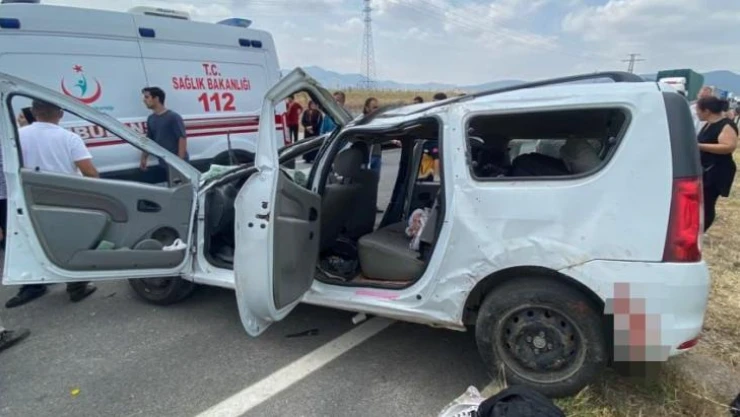Direksiyon hakimiyetini kaybederek karşı şeride geçti: 4 yaralı