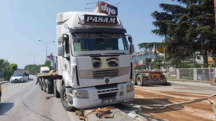 Direksiyonu kilitlenen tır refüjün üstündeki direğe çarptı