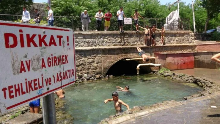 Diyarbakır'da karne alan çocuklar soluğu süs havuzunda aldı