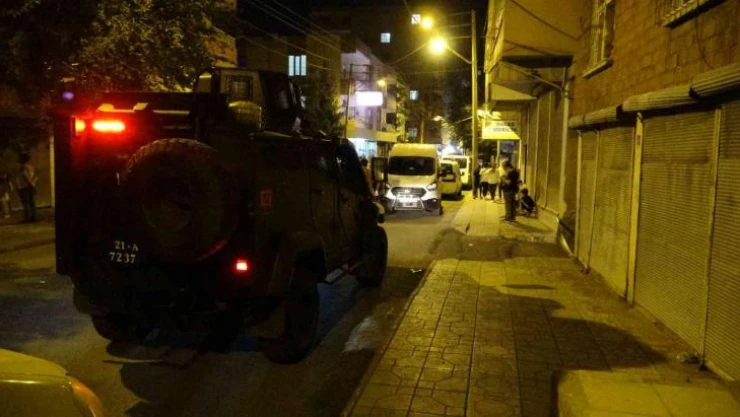 Diyarbakır'da sokak ortasında silahlı saldırı: 2 yaralı