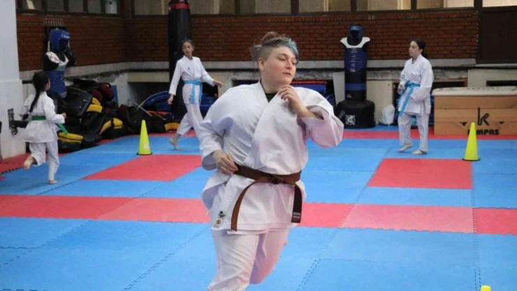 Doğuştan işitme engelli Cansu, karate yaparak hayata yeniden tutundu