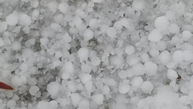 Dolu yağışı 10 dakikada her yeri beyaza bürüdü