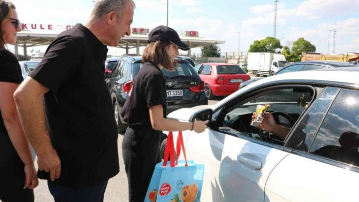 Dönüş yolundaki gurbetçilere kuruyemiş ikramı