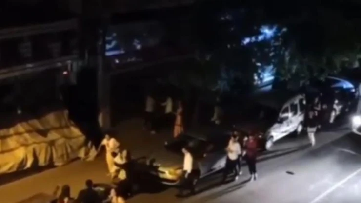 Düğünden çıktılar, kavgaya tutuştular, o anlar kamerada