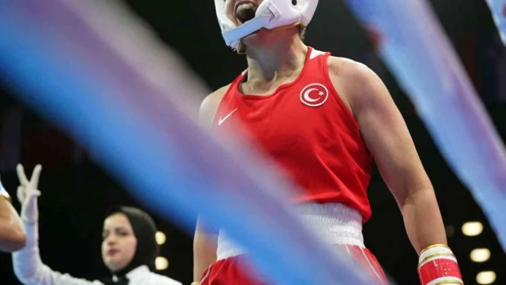 Dünya Kadınlar Boks Şampiyonası'nda 66 kiloda Busenaz Sürmeneli, yarı finalde Tayland'dan Janjaem Suwannapheng'i yenerek finale yükseldi.
