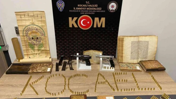 Durdurulan araçta 10 adet tarihi eser niteliğinde kitap bulundu