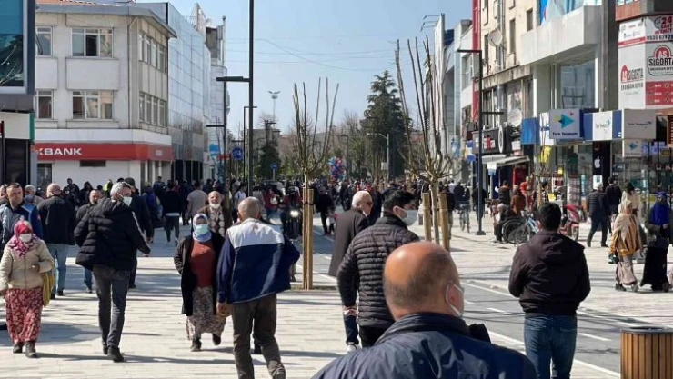 Düzce'de sıcak havayı fırsat bilen vatandaşlar, caddelerde yoğunluk oluşturdu