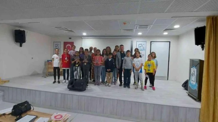 Düzenlediği yarışmalarla öğrencilerin yabancı dilini geliştiriyor