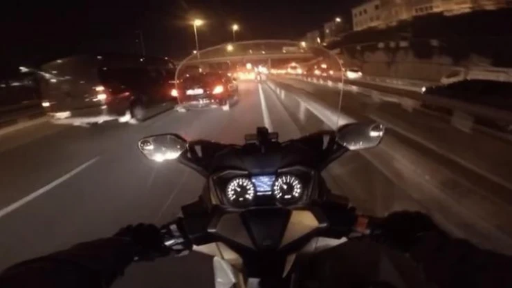 E-5 Karayolu'nda motosikletlinin ölümden döndüğü kaza kamerada