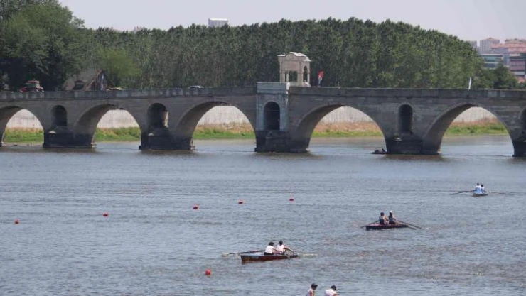 Edirne Meriç Nehrinde 'Kürek Festivali'nde sporcular kıyasıya yarıştı