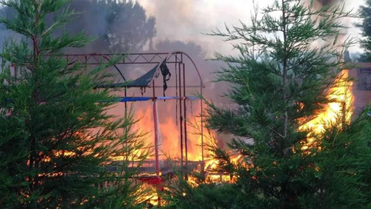 Eğlence kasabası alev alev yandı