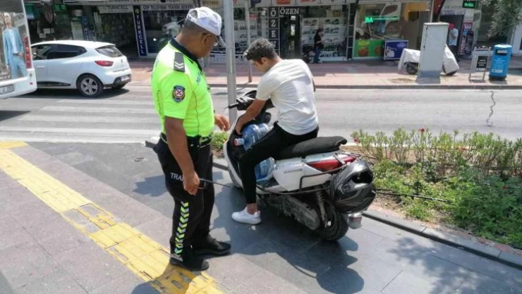 Ehliyetsiz ve kasksız olarak polise yakalandı, '9 aydır aynı işte ehliyetsiz çalışıyorum cezalar arka arkaya geldi' dedi