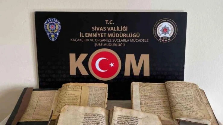 El yazması tarihi eser kitaplar güvenlik güçlerinin gözünden kaçmadı