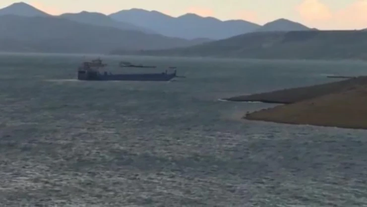 Elazığ'da fırtına feribotu sürükledi