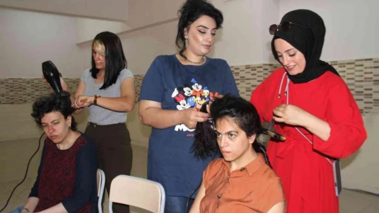 Elazığ'da usta kuaförler, özel çocukların bakımlarını yaptı