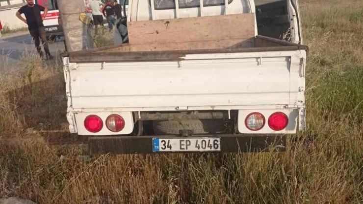 Elektrik direğine çarpan kamyonetin sürücüsü yaralandı