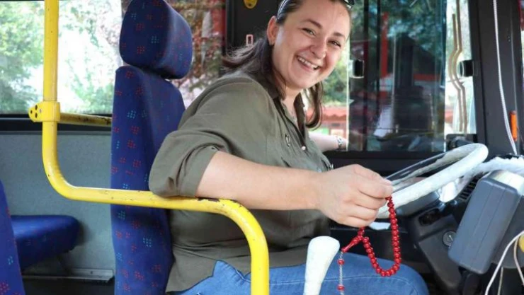 Elinde tesbihiyle yolların tozunu attırıyor