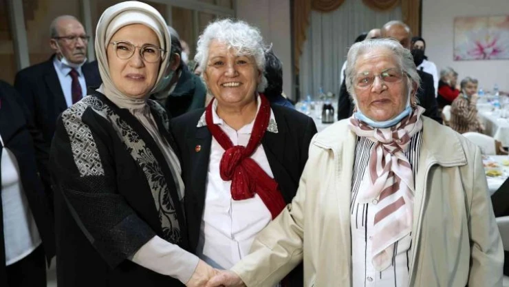 Emine Erdoğan'dan huzurevi sakinlerine sürpriz ziyaret