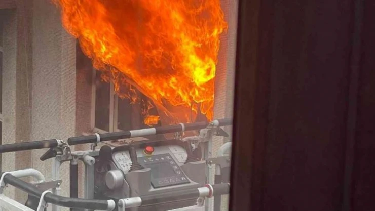 Eminönü'nde 4 katlı handa çıkan yangın çıktı