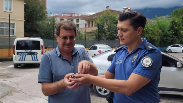 Ender rastlanan halkalı küçük cılıbıt kuşuna polis şefkati