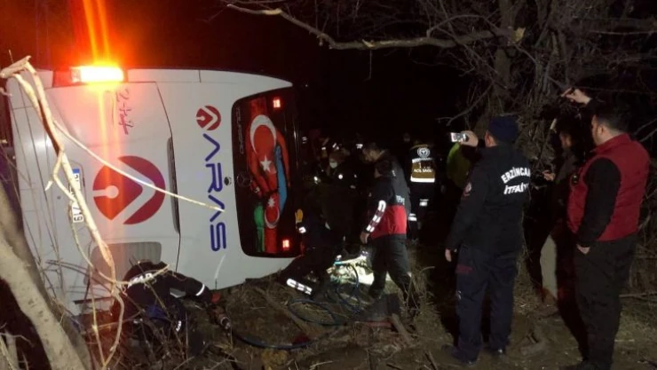 Erzincan'da yolcu otobüsü şarampole devrildi: 1 ölü, 8'i ağır 33 yaralı