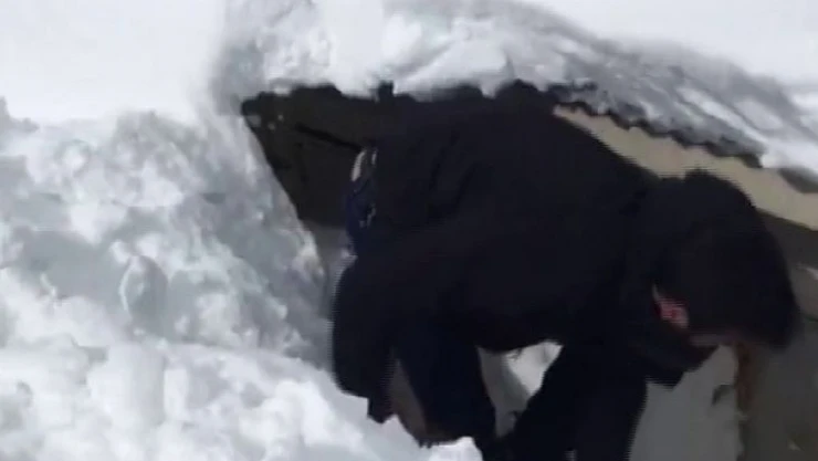 Erzurum'da 2300 rakımlı köyde okul kar altında kayboldu