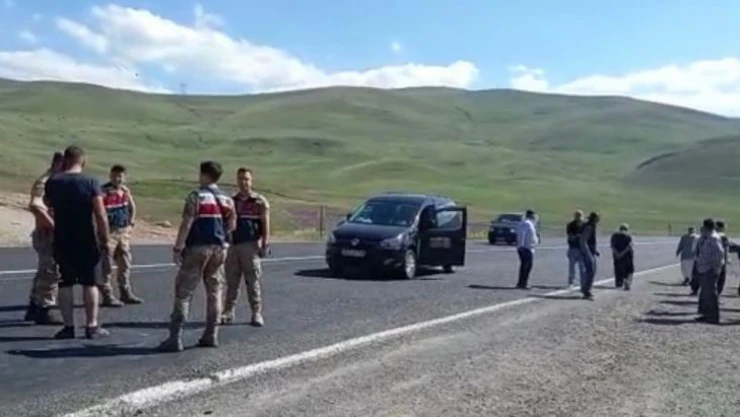 Erzurum'da kaza sonrası köylüler yolu trafiğe kapattı