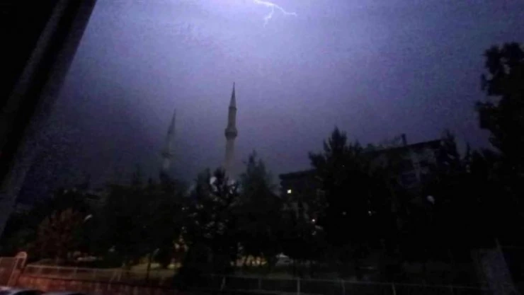 Erzurum'da şimşekler geceyi aydınlattı