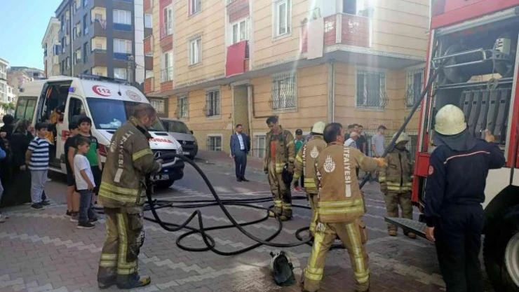 Esenyurt'ta çıkan yangında can pazarı: Binada mahsur kalanlar böyle kurtarıldı