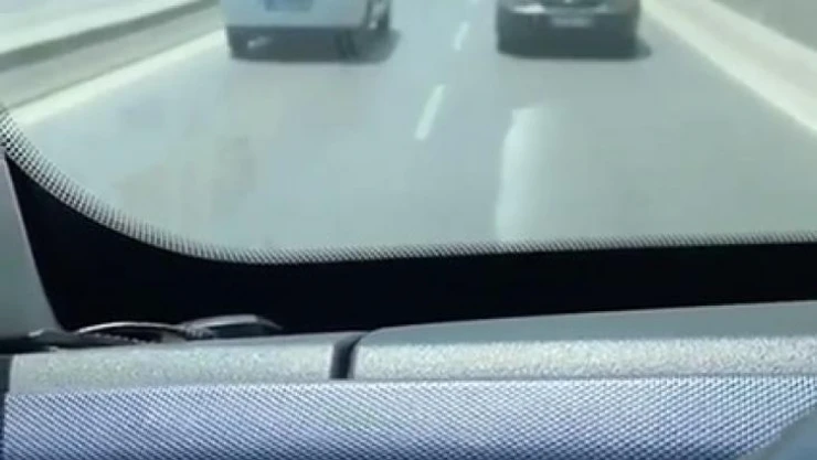 Esenyurt'ta dönüşü kaçıran sürücü metrelerce geri geri gitti o anlar kameraya yansıdı