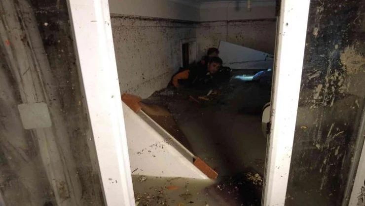 Esenyurt'ta evler su altında kaldı, itfaiye ekipleri mahsur kalanları aradı