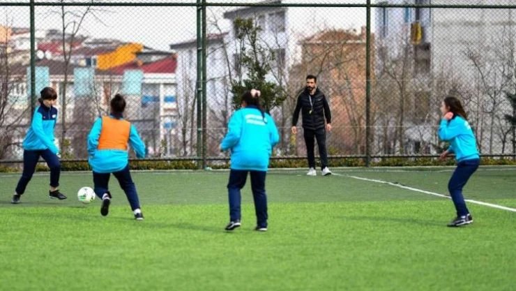 Esenyurt'ta kız çocuklarına özel futbol kursu