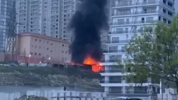 Esenyut'ta geri dönüşüm alanında korkutan yangın