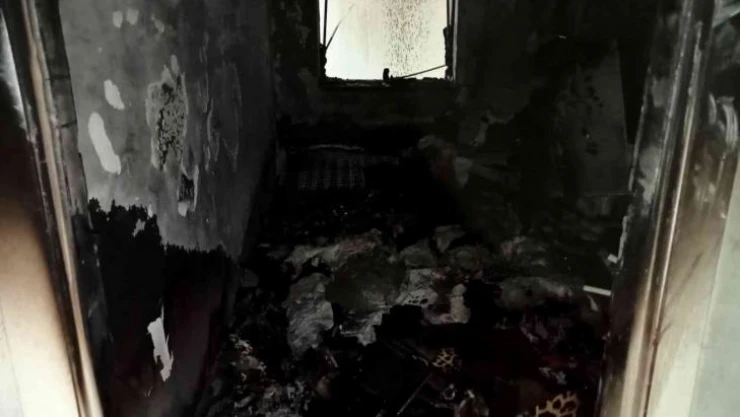 Eşine sinirlenerek yaktığı ev küle döndü
